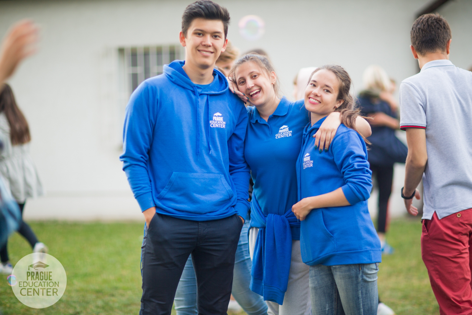 Старайтесь участвовать в стажировках, проектах и исследованиях, которые помогут вам применить полученные знания на практике. Это не только укрепит ваши профессиональные навыки, но и сделает вас более привлекательным кандидатом на рынке труда.