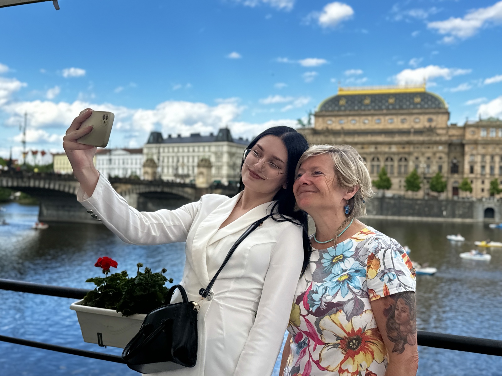 Подготовьте необходимые документы, такие как загранпаспорт, виза, свидетельство о рождении, диплом об образовании и медицинские справки