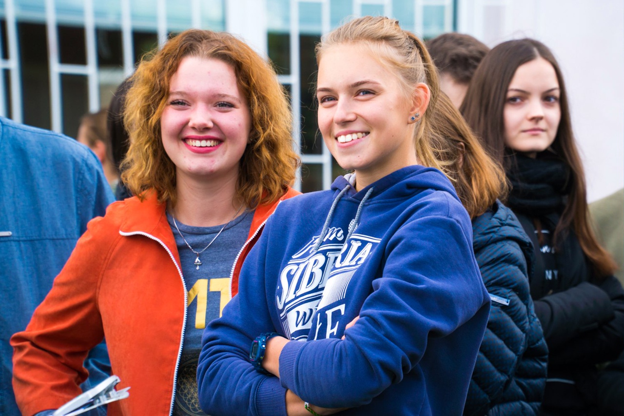 Преподаватель может отойти от методички или учебника и дать дополнительную информацию или поделиться опытом из своей практики. Лекции предполагают живое общение, когда можно задавать вопросы и получать обратную связь.