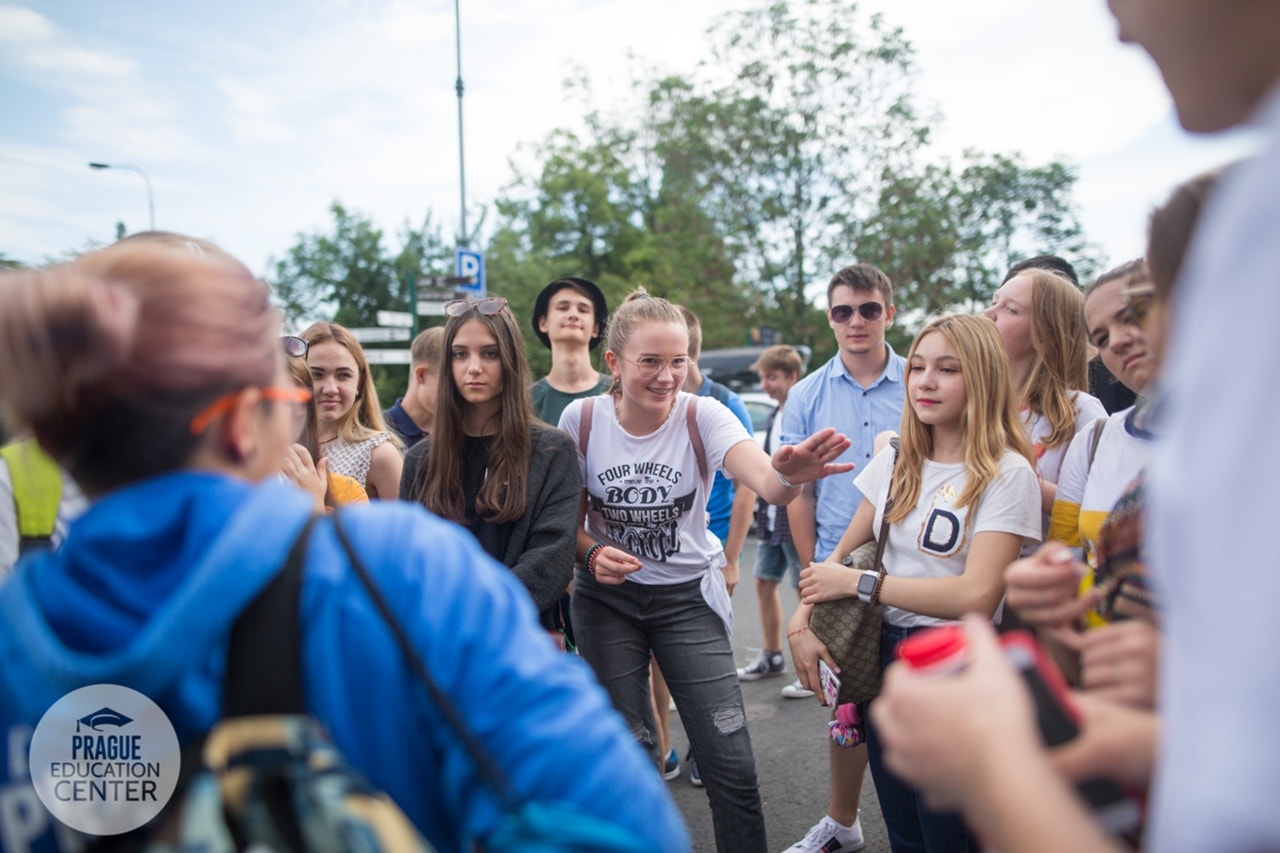 Замість звичних іспитів з предметів вони пишуть тест OSP (Národní srovnávací zkoušky) на загальні передумови до навчання. З кожним роком все більше факультетів Чеських ВНЗ вирішують не проводити власні вступні іспити.