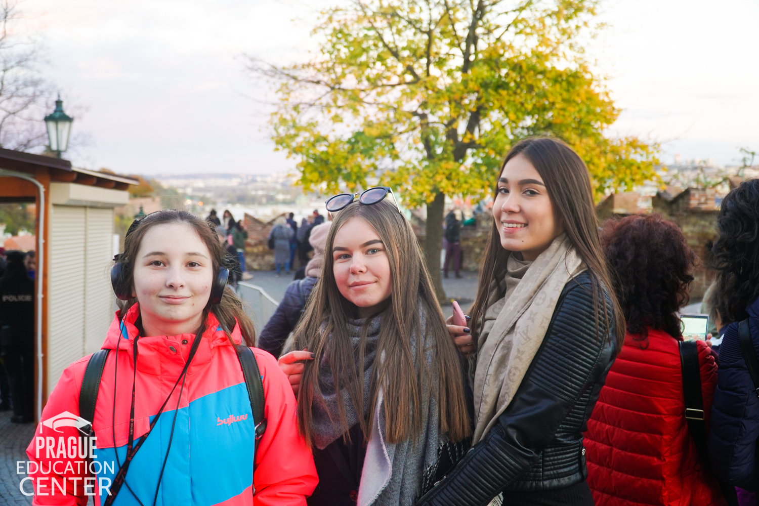 Перший друг-чех допомагає іноземцю освоїтися в країні, де все — від мови до будинків в центрі міста — здається новим і незвичним.