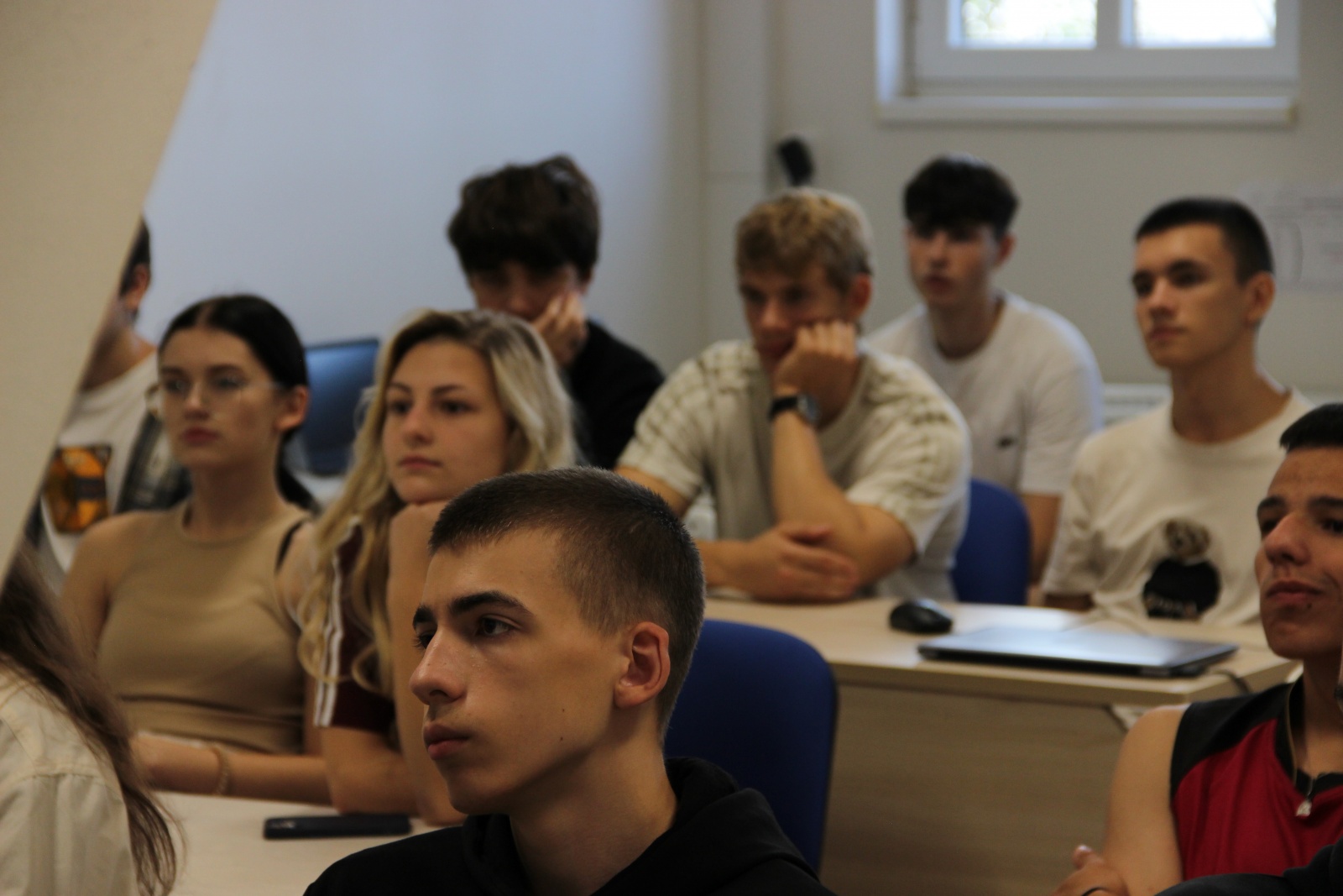 Знайти копірайтера, який на професійному рівні розбирається у вузькій галузі, непросто, але він зможе швидше і глибше розкрити необхідну проблематику, ніж стороння людина.