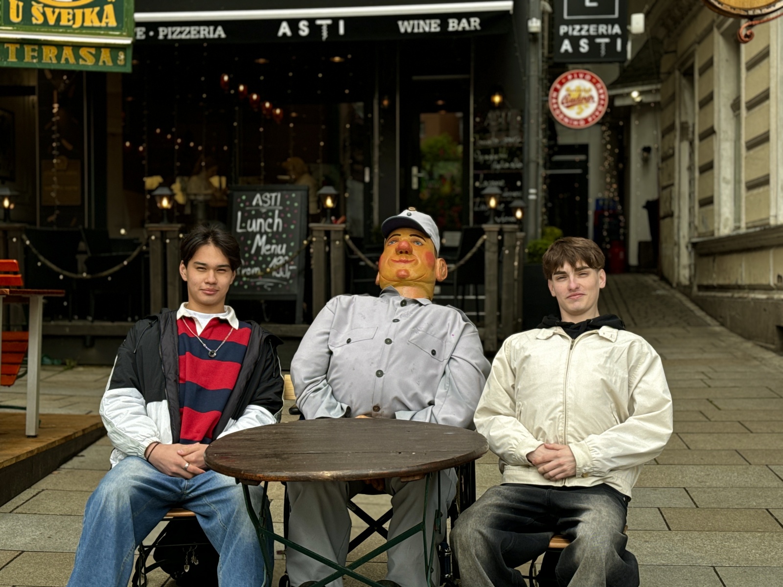 Процес активного пристосування індивіда до умов соціального середовища називається соціальною адаптацією. Вона ж здійснюється шляхом засвоєння уявлень про норми і цінності даного суспільства.