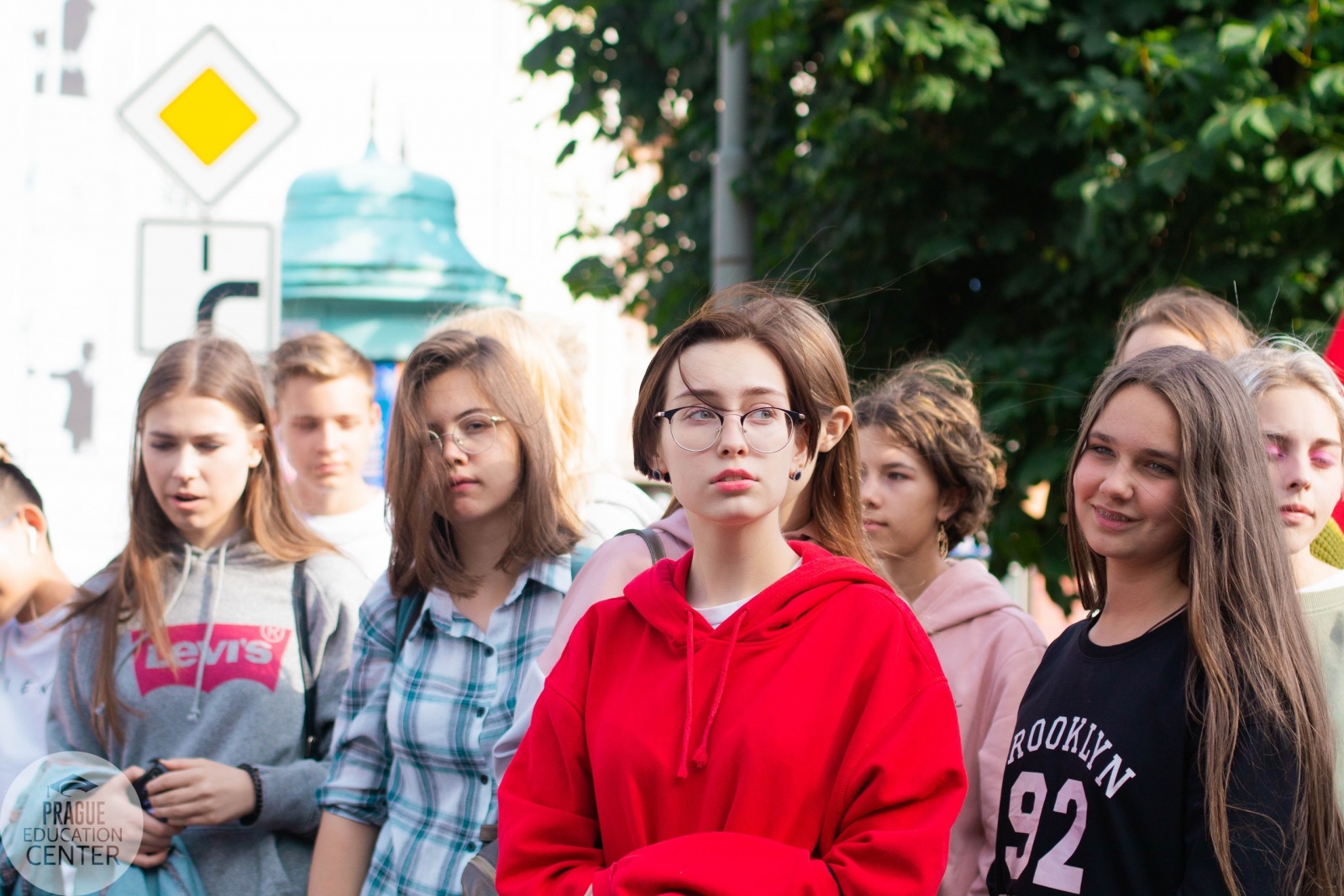 Портфоліо повинно складатися з робіт за фахом + скетчі. Роботи повинні бути саме за фахом. Якщо ви вступаєте на графдизайн, то в портфоліо — це не місце натюрмортів.