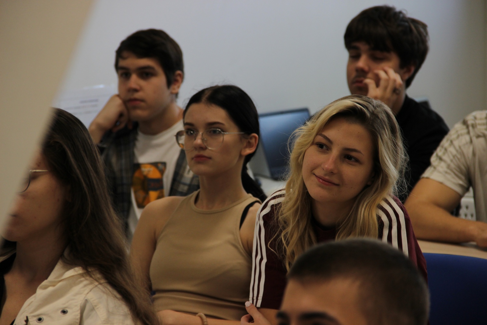 Порівняно з чинним трудовим законодавством, гіг-контракти не передбачають привілейованих категорій співробітників і не надають жодних переваг.